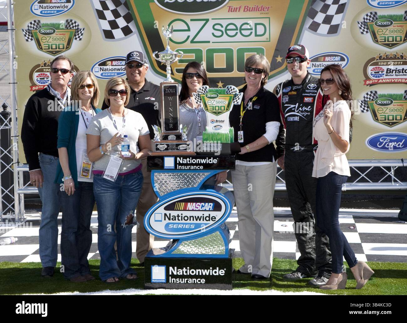 Bristol, TN - 19. März 2011: Kyle Busch (18) gewinnt das Scotts EZ Seed 300 Rennen auf dem Bristol Motor Speedway in Bristol, TN.(Bild: © ASP/Cal Sport Media/ZUMAPRESS.com) Stockfoto