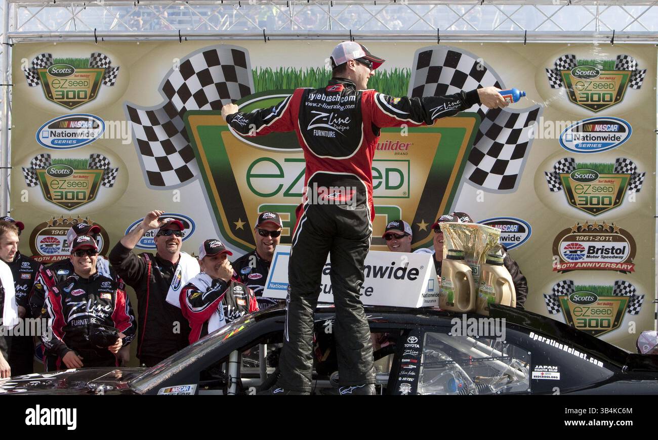 Bristol, TN - 19. März 2011: Kyle Busch (18) gewinnt das Scotts EZ Seed 300 Rennen auf dem Bristol Motor Speedway in Bristol, TN.(Bild: © ASP/Cal Sport Media/ZUMAPRESS.com) Stockfoto