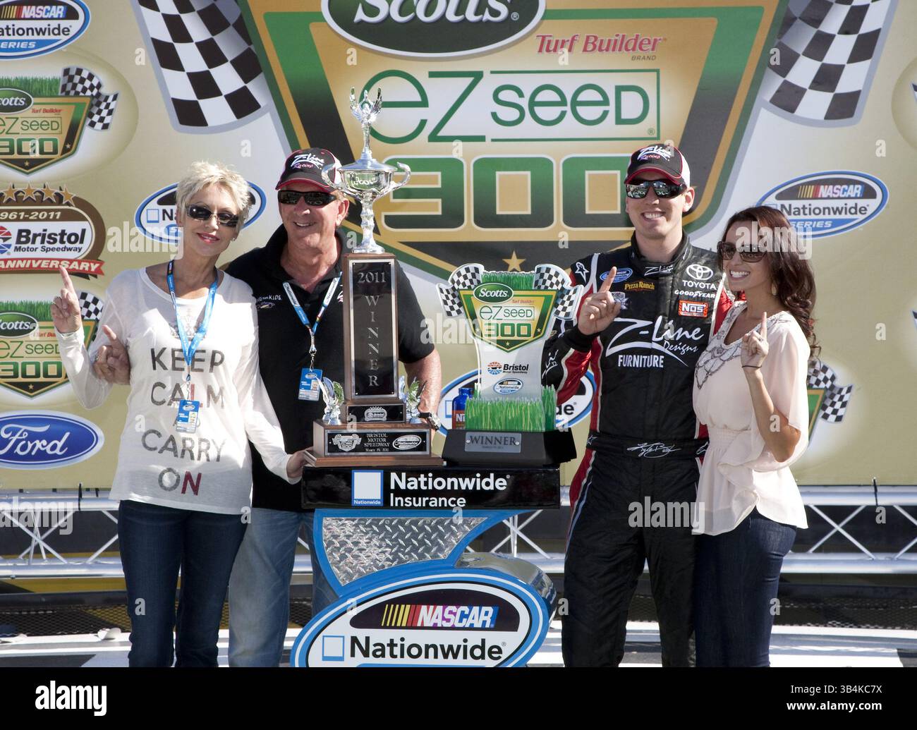Bristol, TN - 19. März 2011: Kyle Busch (18) gewinnt das Scotts EZ Seed 300 Rennen auf dem Bristol Motor Speedway in Bristol, TN.(Bild: © ASP/Cal Sport Media/ZUMAPRESS.com) Stockfoto