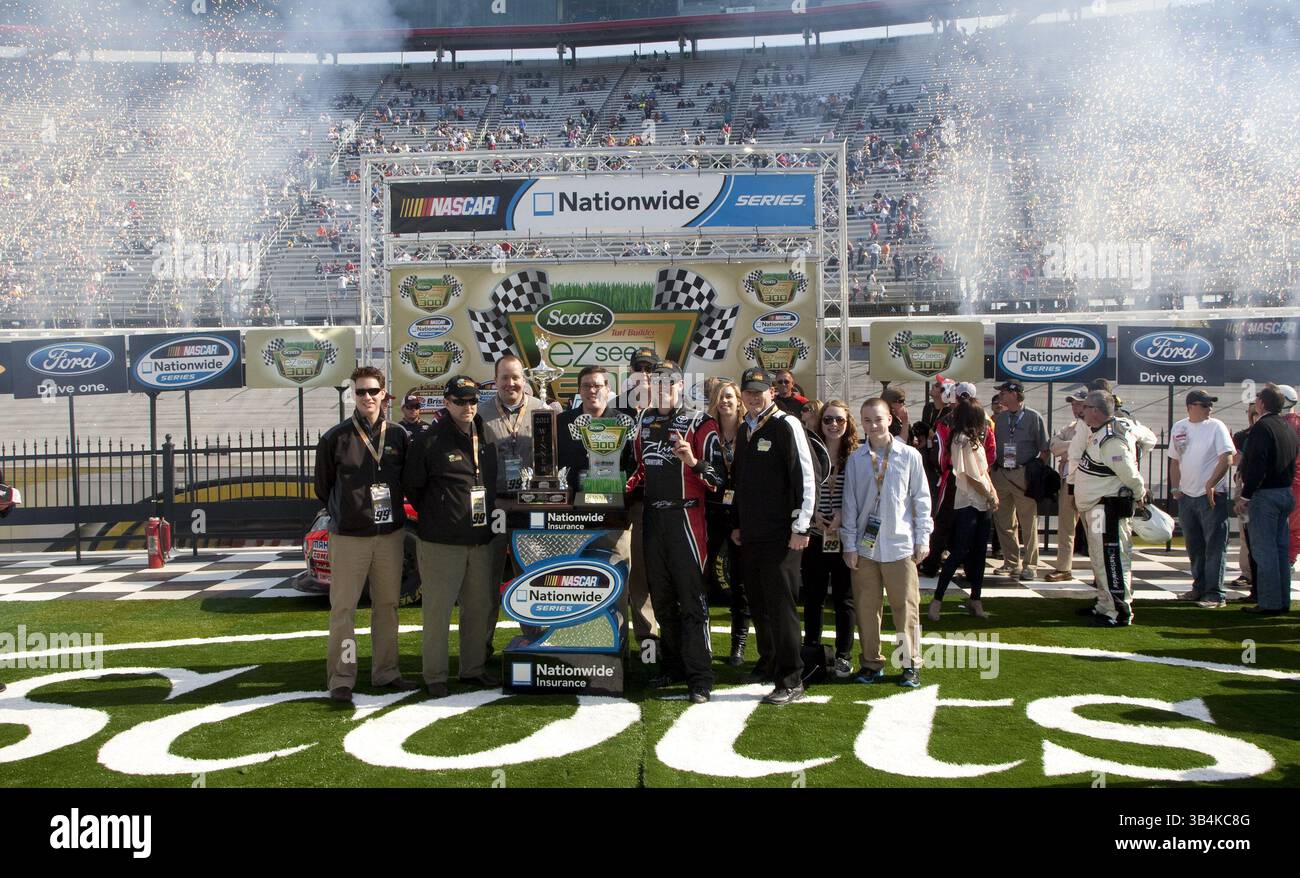 Bristol, TN - 19. März 2011: Kyle Busch (18) gewinnt das Scotts EZ Seed 300 Rennen auf dem Bristol Motor Speedway in Bristol, TN.(Bild: © ASP/Cal Sport Media/ZUMAPRESS.com) Stockfoto