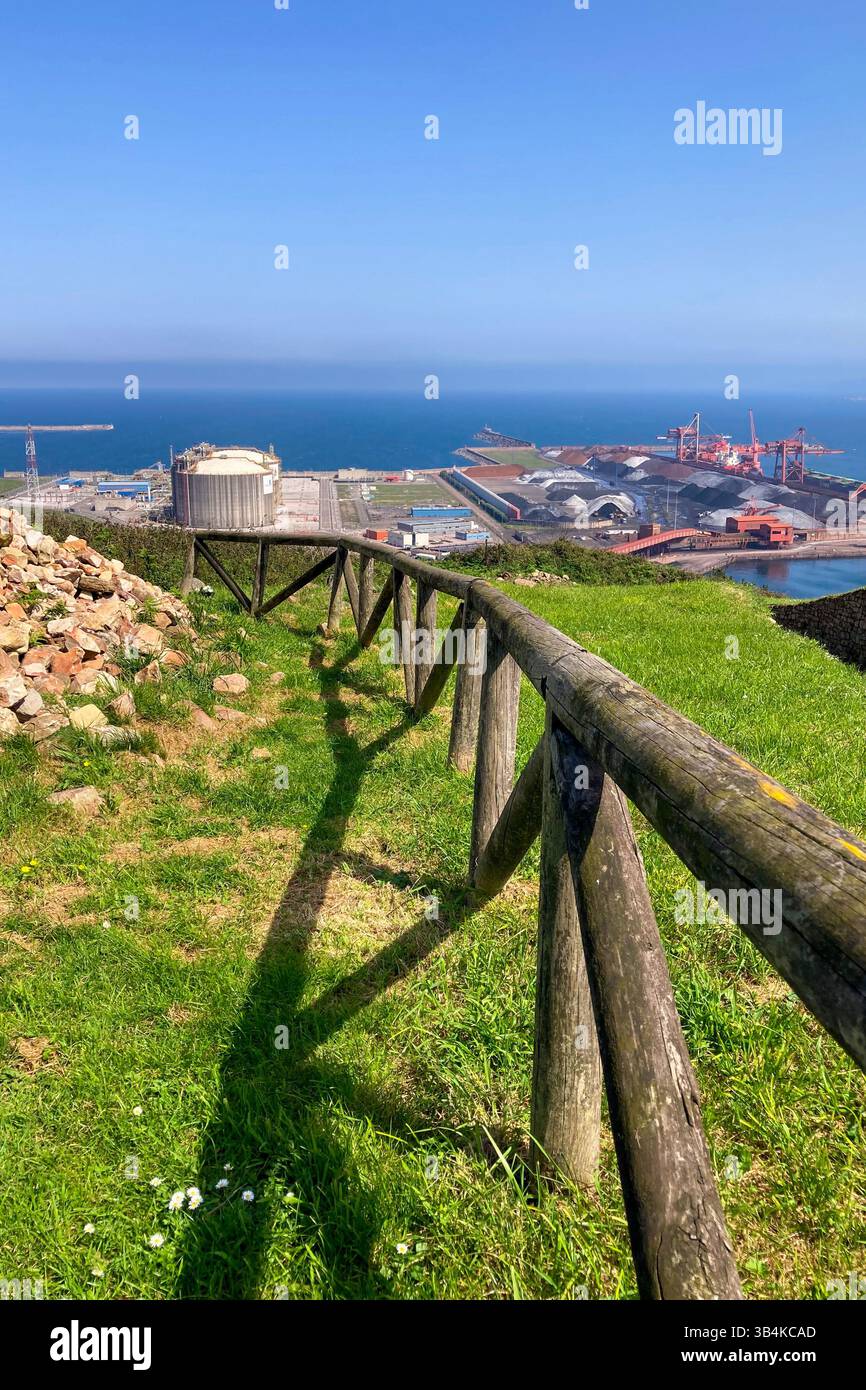 GIJON, SPANIEN - 7. APRIL 2025: Der Archäologische Naturpark La Campa Torres bietet einen faszinierenden Einblick in römische und vorrömische Siedlungen inmitten von sc - Smartphone-aufgenommenes Stockfoto