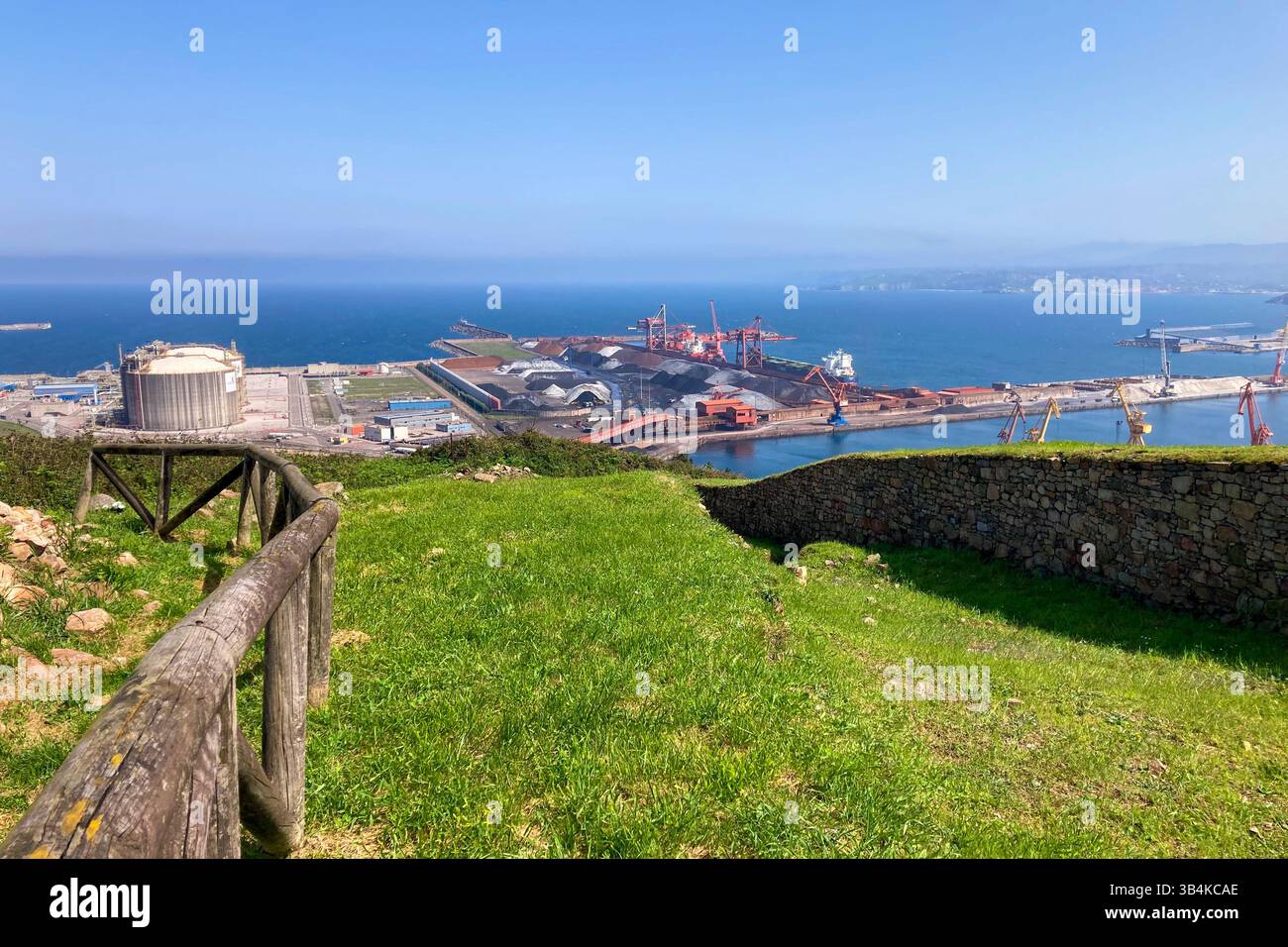GIJON, SPANIEN - 7. APRIL 2025: Der Archäologische Naturpark La Campa Torres bietet einen faszinierenden Einblick in römische und vorrömische Siedlungen inmitten von sc - Smartphone-aufgenommenes Stockfoto