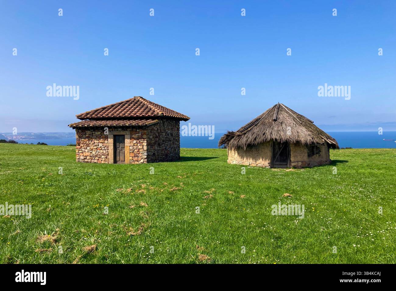 GIJON, SPANIEN - 7. APRIL 2025: Der Archäologische Naturpark La Campa Torres bietet einen faszinierenden Einblick in römische und vorrömische Siedlungen inmitten von sc - Smartphone-aufgenommenes Stockfoto