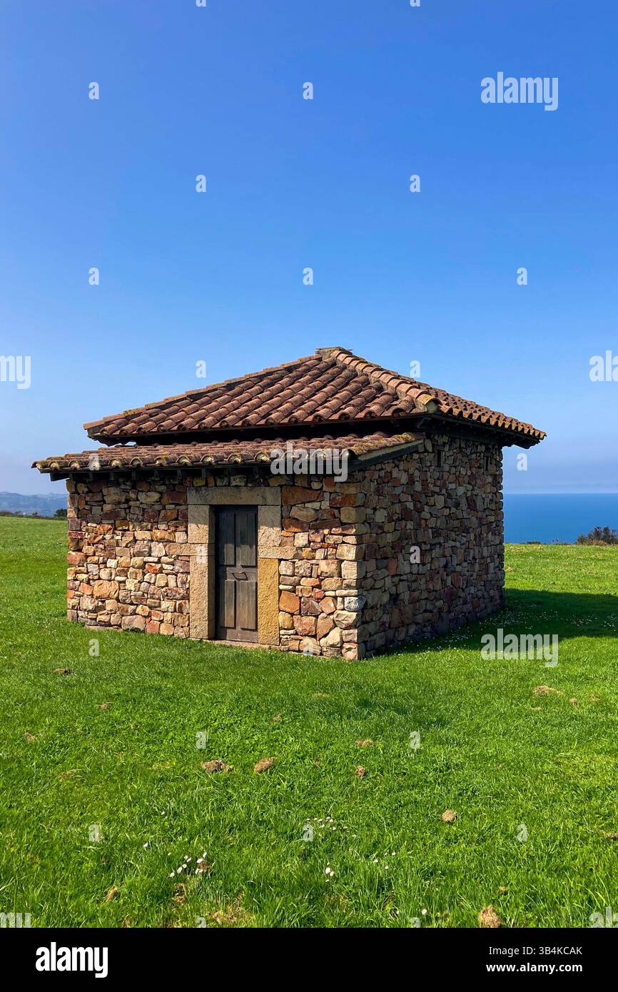 GIJON, SPANIEN - 7. APRIL 2025: Der Archäologische Naturpark La Campa Torres bietet einen faszinierenden Einblick in römische und vorrömische Siedlungen inmitten von sc - Smartphone-aufgenommenes Stockfoto