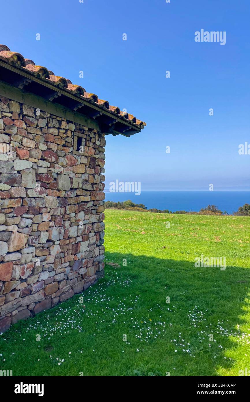 GIJON, SPANIEN - 7. APRIL 2025: Der Archäologische Naturpark La Campa Torres bietet einen faszinierenden Einblick in römische und vorrömische Siedlungen inmitten von sc - Smartphone-aufgenommenes Stockfoto