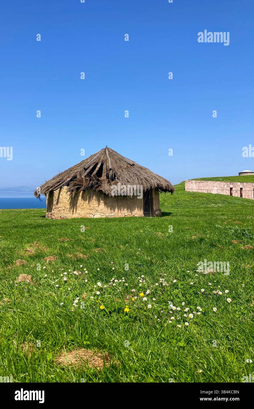 GIJON, SPANIEN - 7. APRIL 2025: Der Archäologische Naturpark La Campa Torres bietet einen faszinierenden Einblick in römische und vorrömische Siedlungen inmitten von sc - Smartphone-aufgenommenes Stockfoto