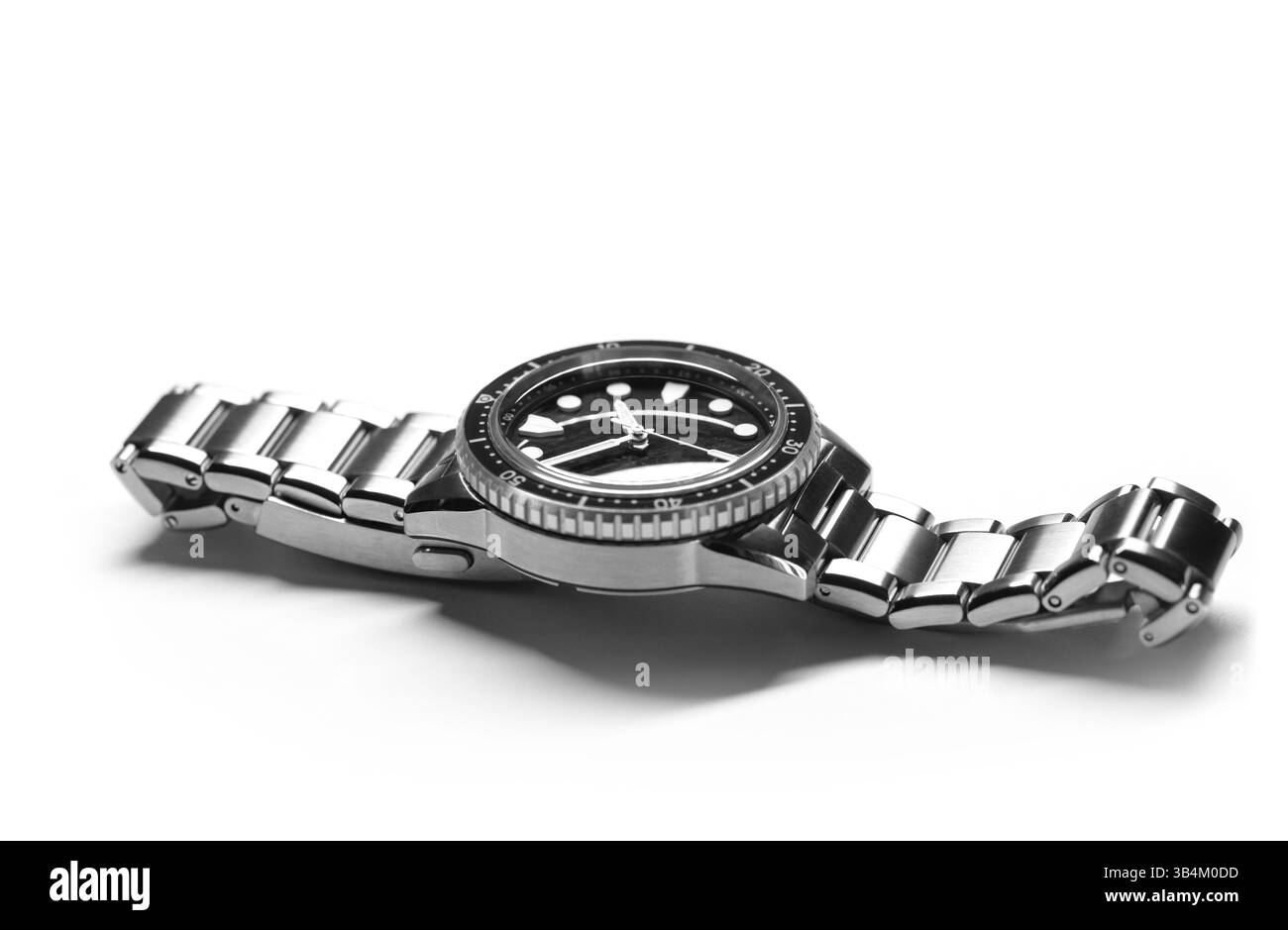 Ein detailreiches Bild einer glänzenden Uhr mit einem Armband aus Metallic, das ihr elegantes Design unterstreicht. Die polierte Stahloberfläche reflektiert das Licht und betont die Zeit Stockfoto