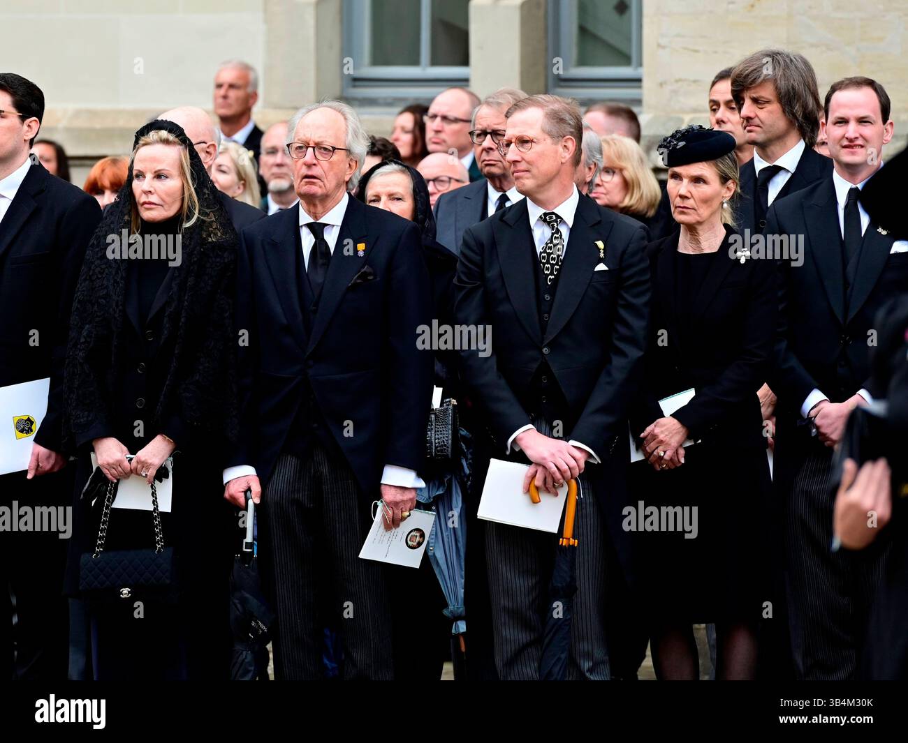 Katharina Maria Fürstin von Hohenzollern, Karl Friedrich Fürst von Hohenzollern, Bernhard Prinz und Markgraf von Baden, Herzog von Zähringen, Stephanie Anne Prinzessin und Markgräfin von Baden, Herzogin von Zähringen, Ernst August Prinz von Hannover, Wilhelm Herzog von Württemberg bei der Trauerfeier für Andreas Prinz von Sachsen-Coburg und Gotha auf dem Schlossplatz von Schloss Ehrenburg. Coburg, 24.04.2025 *** Katharina Maria Prinzessin von Hohenzollern, Karl Friedrich Prinz von Hohenzollern, Bernhard Prinz und Markgraf von Baden, Herzog von Zähringen, Stephanie Anne Prinzessin und Markgräfin von Bad Stockfoto
