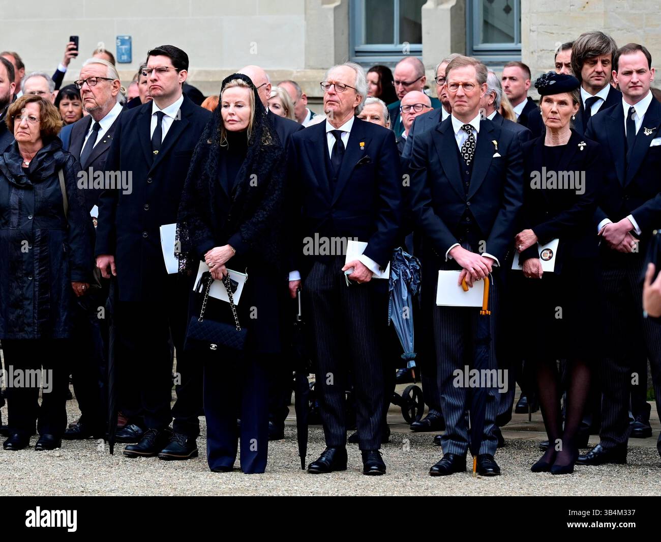 Katharina Maria Fürstin von Hohenzollern, Karl Friedrich Fürst von Hohenzollern, Bernhard Prinz und Markgraf von Baden, Herzog von Zähringen, Stephanie Anne Prinzessin und Markgräfin von Baden, Herzogin von Zähringen, Ernst August Prinz von Hannover, Wilhelm Herzog von Württemberg bei der Trauerfeier für Andreas Prinz von Sachsen-Coburg und Gotha auf dem Schlossplatz von Schloss Ehrenburg. Coburg, 24.04.2025 *** Katharina Maria Prinzessin von Hohenzollern, Karl Friedrich Prinz von Hohenzollern, Bernhard Prinz und Markgraf von Baden, Herzog von Zähringen, Stephanie Anne Prinzessin und Markgräfin von Bad Stockfoto