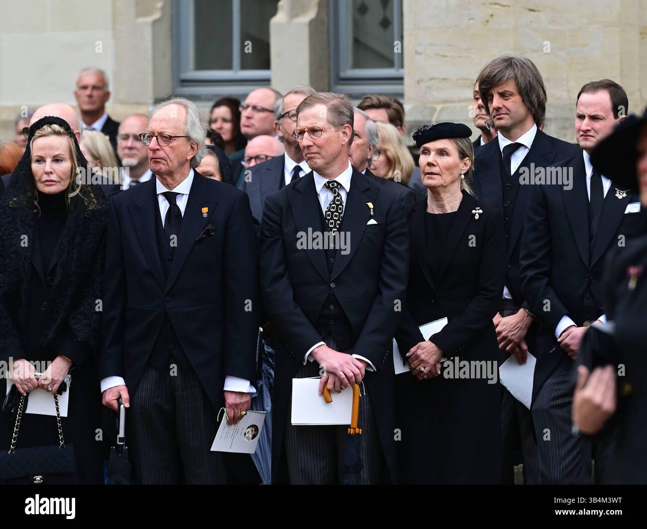 Katharina Maria Fürstin von Hohenzollern, Karl Friedrich Fürst von Hohenzollern, Bernhard Prinz und Markgraf von Baden, Herzog von Zähringen, Stephanie Anne Prinzessin und Markgräfin von Baden, Herzogin von Zähringen, Ernst August Prinz von Hannover, Wilhelm Herzog von Württemberg bei der Trauerfeier für Andreas Prinz von Sachsen-Coburg und Gotha auf dem Schlossplatz von Schloss Ehrenburg. Coburg, 24.04.2025 *** Katharina Maria Prinzessin von Hohenzollern, Karl Friedrich Prinz von Hohenzollern, Bernhard Prinz und Markgraf von Baden, Herzog von Zähringen, Stephanie Anne Prinzessin und Markgräfin von Bad Stockfoto