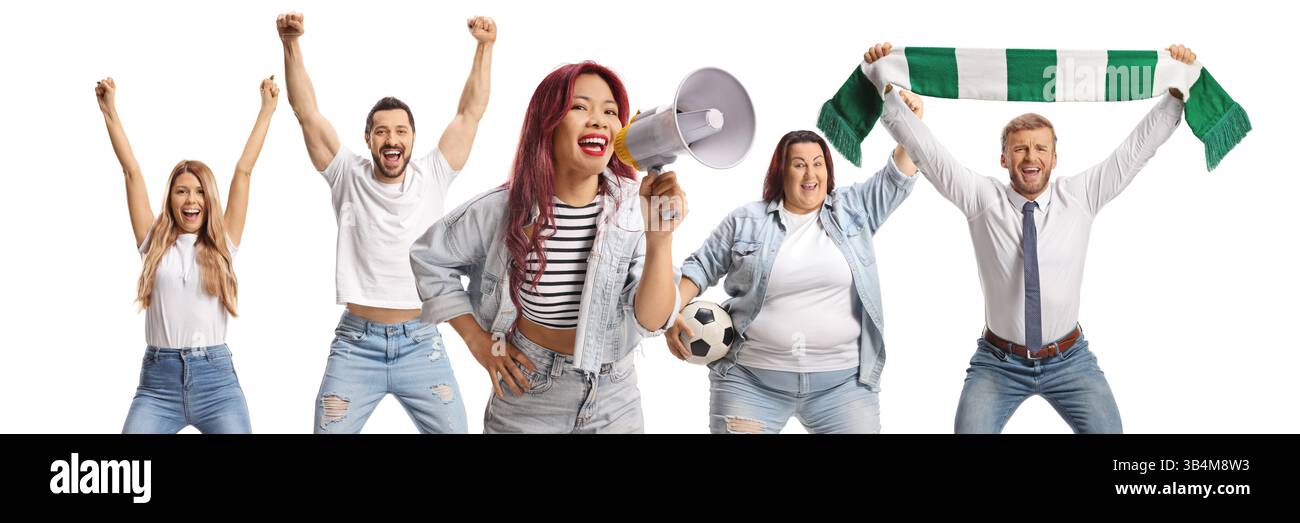 Eine Gruppe männlicher und weiblicher Fußballfans jubeln und halten ein Bullhorn isoliert auf weißem Hintergrund Stockfoto