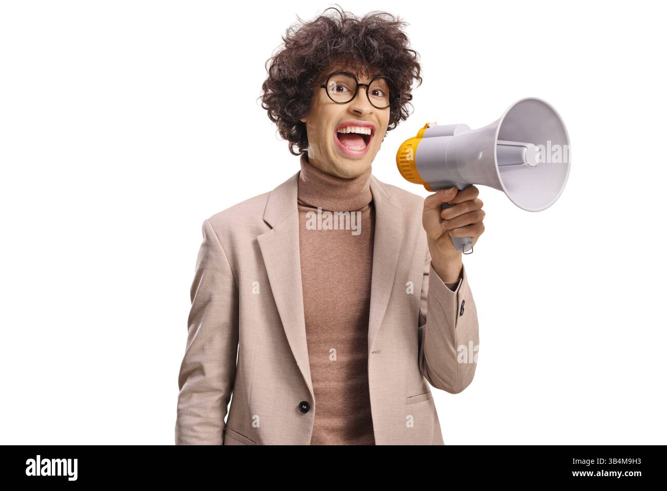 Junger Mann, der schreien und ein Megaphon auf weißem Hintergrund hält Stockfoto