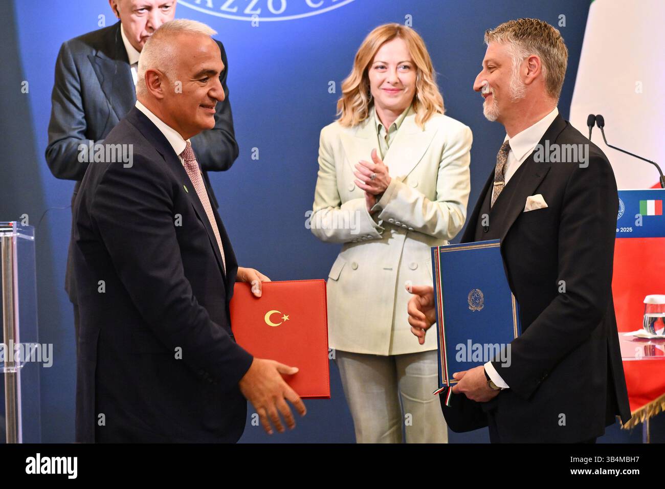 Turkiye-Minister für Kultur und Tourismus Mehmet Nuri Ersoy (L) und Italiens Kulturminister Alessandro Giuli (R) unterzeichnen Vereinbarungen während des Regierungsgipfels Turkiye-Italien unter dem Vorsitz von Präsident Recep Tayyip Erdogan und der italienischen Premierministerin Giorgia Meloni am 29. April 2025 in Rom. Stockfoto
