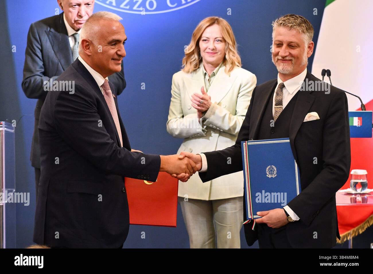 Der türkische Minister für Kultur und Tourismus Mehmet Nuri Ersoy (L) und der italienische Kulturminister Alessandro Giuli (R) unterzeichnen während der Turki-Konferenz Vereinbarungen Stockfoto