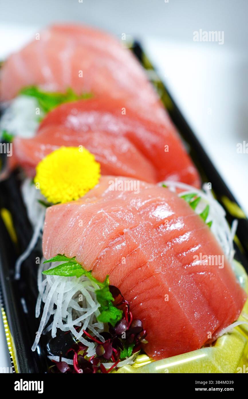 Verschiedene Thunfisch-Sashimi in Sushi-Behältern zum Mitnehmen Stockfoto