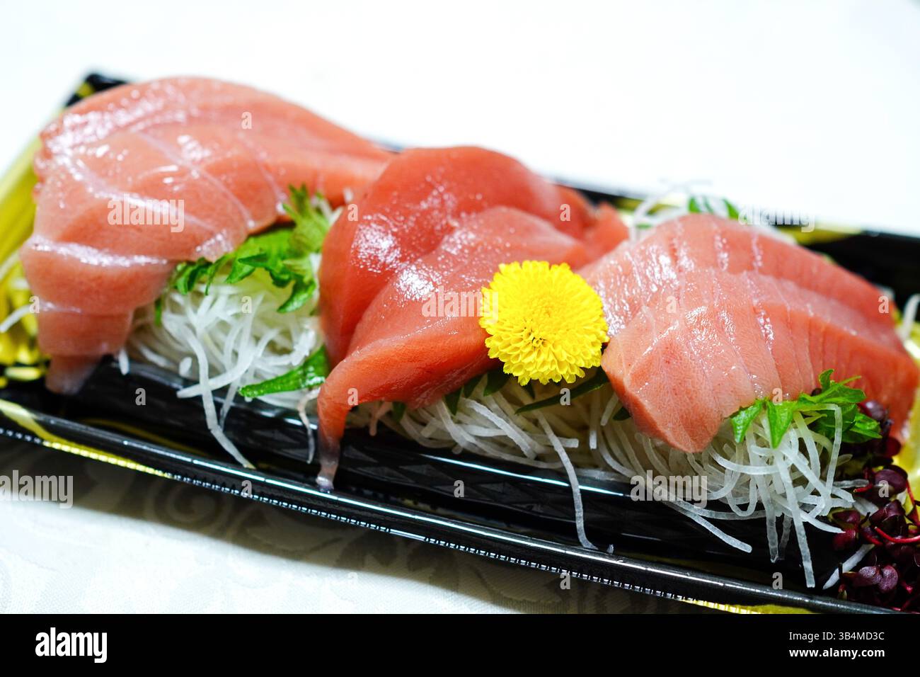 Verschiedene Thunfisch-Sashimi in Sushi-Behältern zum Mitnehmen Stockfoto