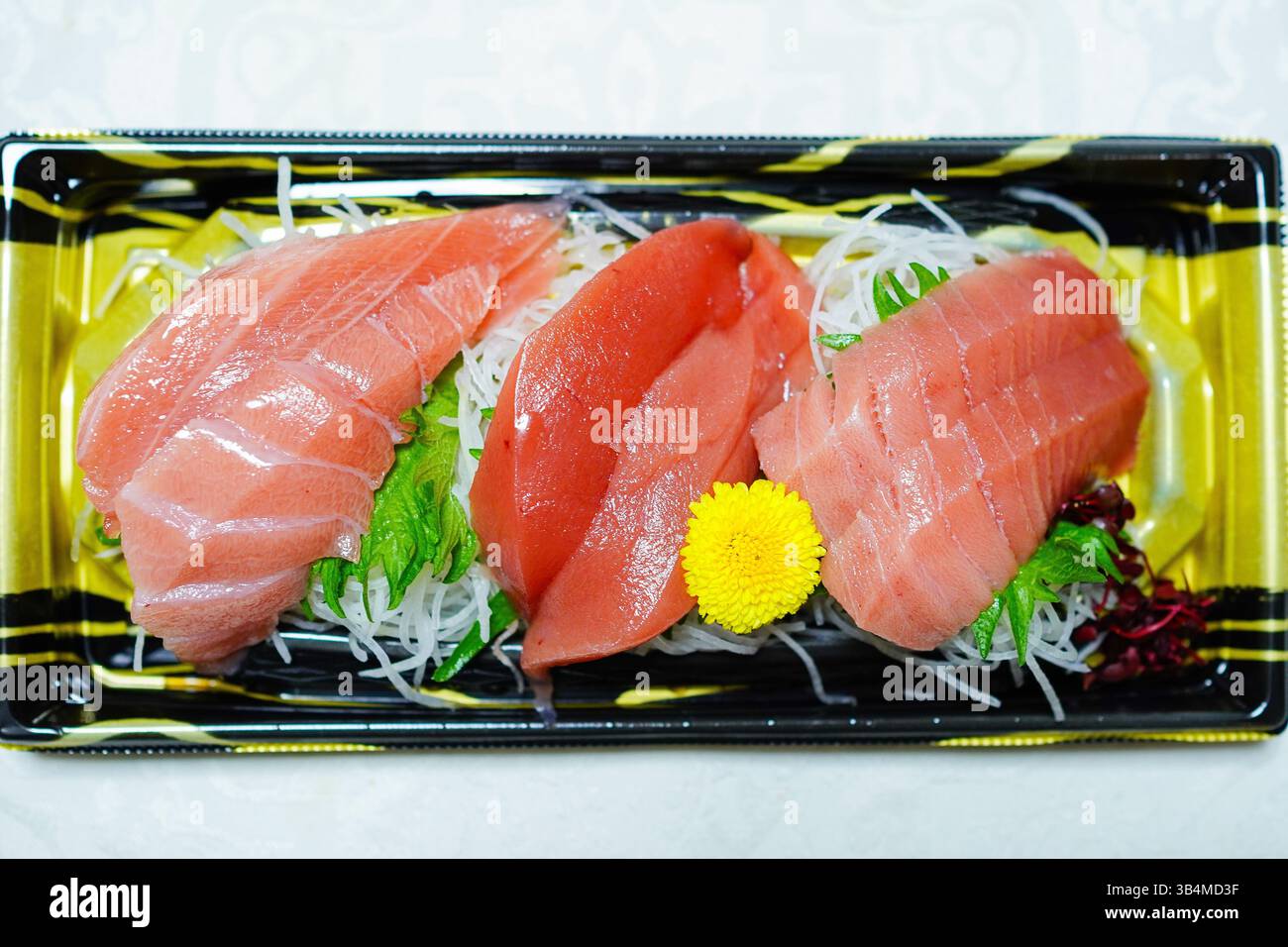 Verschiedene Thunfisch-Sashimi in Sushi-Behältern zum Mitnehmen Stockfoto