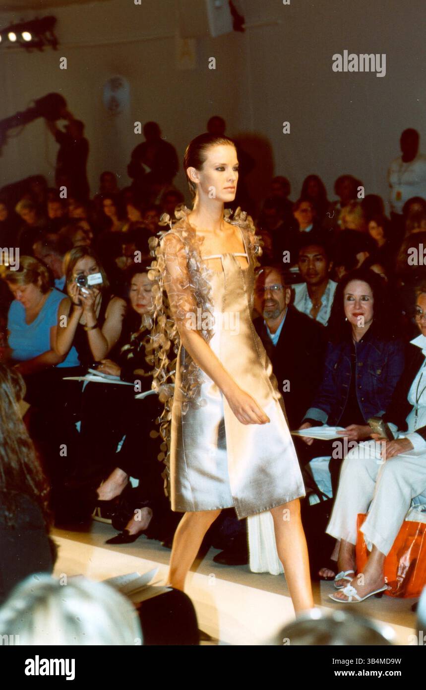 September 2003 - Fashion Week 2003 - Bryant Park - Chado Ralph Rucci - Josephine (Designer) - Runway Model - Leticia - prudhomme Kleid aus Sandseide und lasergeschnittene Stola aus Nylon. K32987WR. KENNETH RUMMENTS/ 2003.(Bild: © Globe Photos/ZUMAPRESS.com) Stockfoto