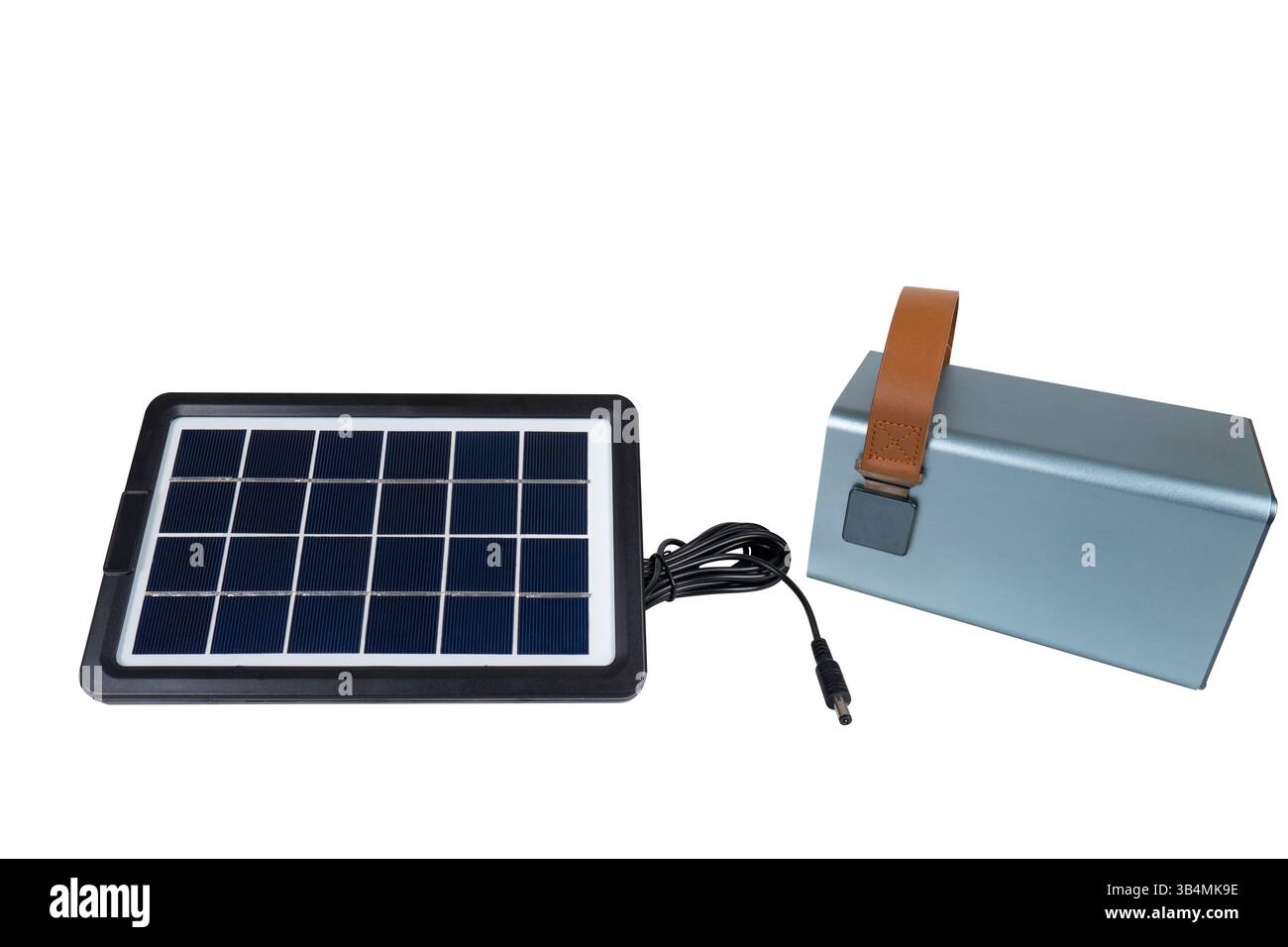 Ein tragbares Sonnenkollektor, das an eine große Strombank angeschlossen ist und erneuerbare Energie aus dem Netz auf weißem Hintergrund bereitstellt Stockfoto
