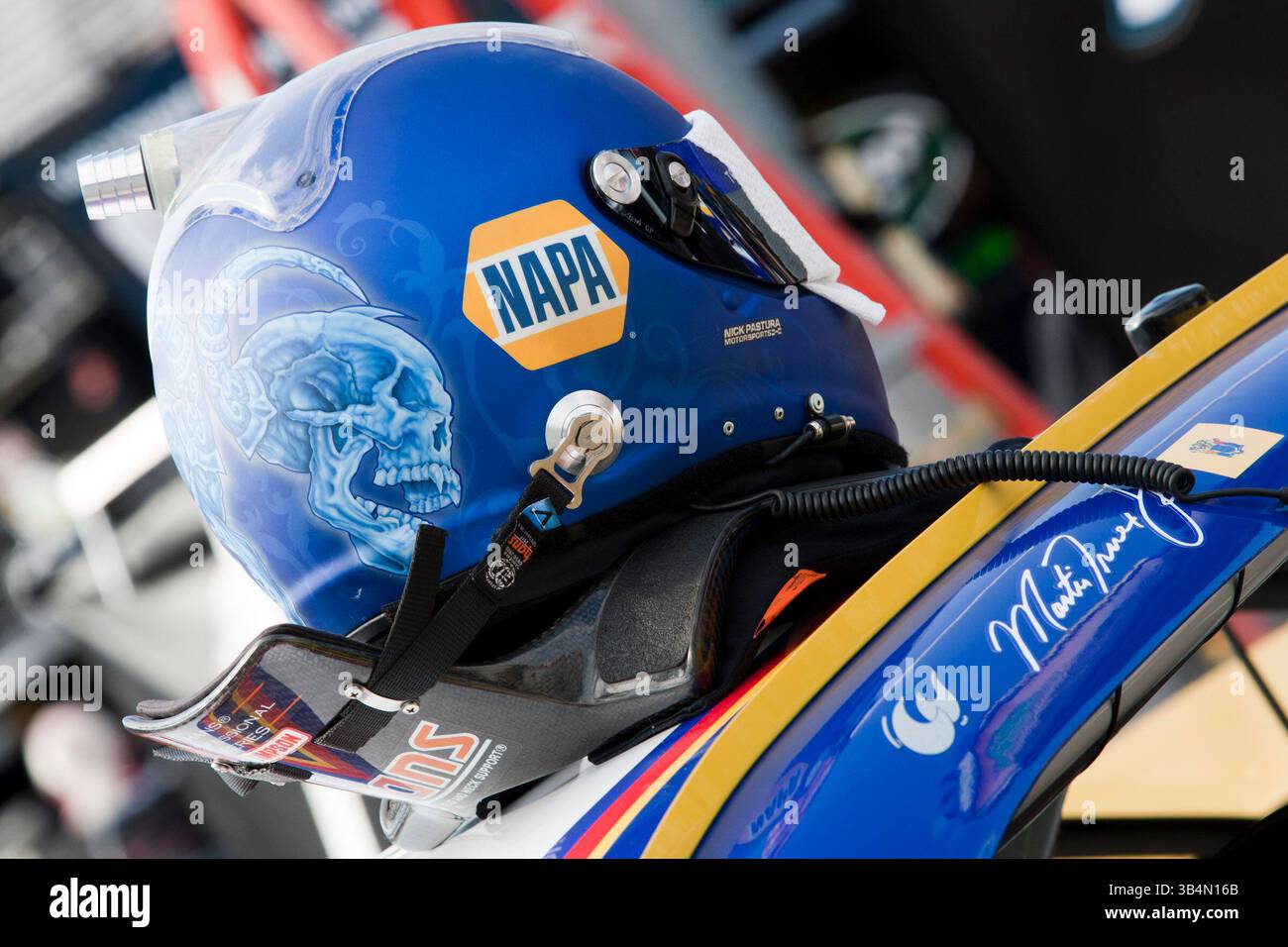 BRISTOL, TN - 19. März 2011: Die Teams des NASCAR Sprint Cup gehen auf die Rennstrecke für das Jeff Byrd 500 Training auf dem Bristol Motor Speedway in Bristol, TN.(Credit Image: © ASP/Cal Sport Media/ZUMAPRESS.com) Stockfoto