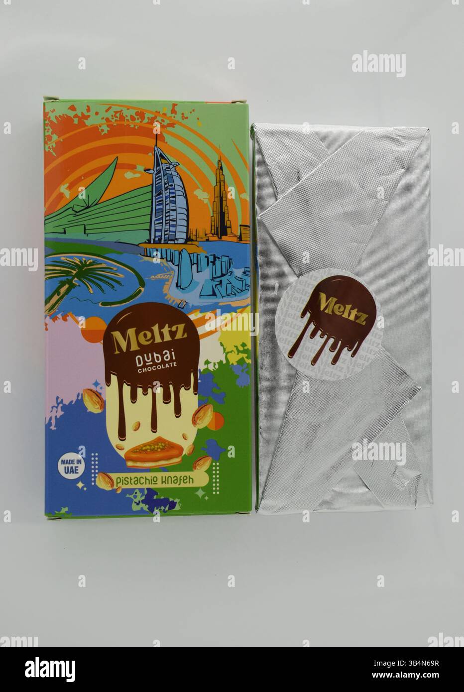 Ein Tiegel Meltz Dubai Schokolade, hergestellt in den VAE, mit der äußeren Schachtel und der Silberverpackung. Stockfoto