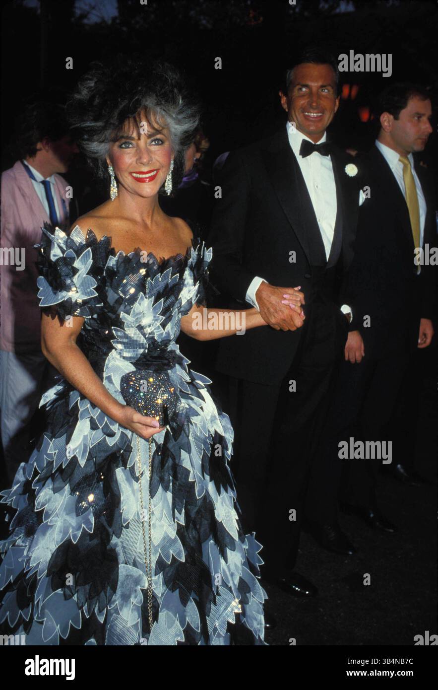 DATEIFOTO - ELIZABETH TAYLOR, 79, die Oscar-prämierte Filmgöttin und Pionierin der AIDS-Aktivistin, deren Ehen, Scheidungen und todbringende Exploits ihren Filmen für das Drama trotzten, konkurrierten am 23. März 2011 an kongestiver Herzinsuffizienz starb. IM BILD: ELIZABETH TAYLOR MIT GEORGE HAMILTON. (Bild: © Paul Schmulbach/Globe Photos/ZUMAPRESS.com) Stockfoto