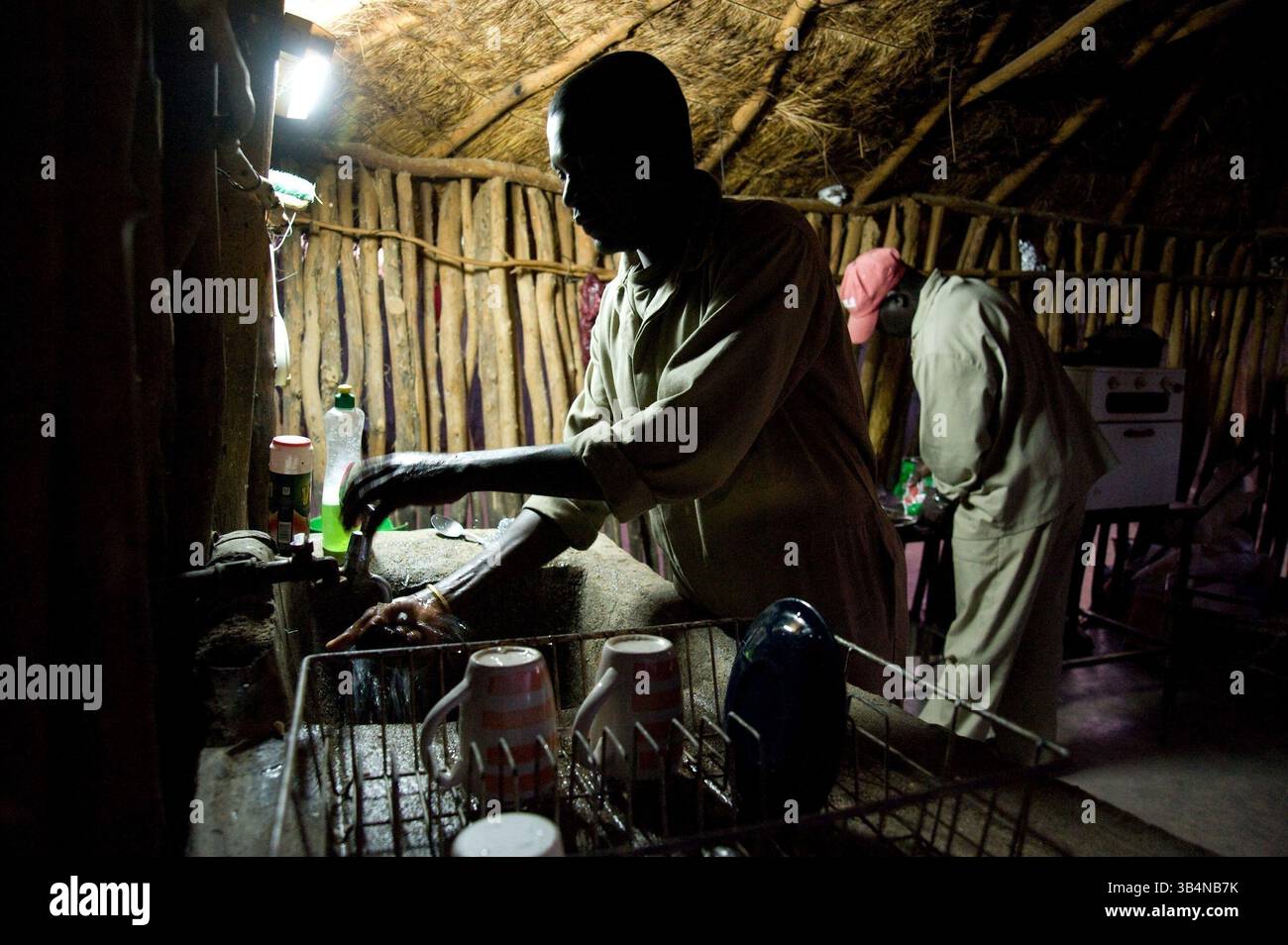 9. Juli 2009 - Chiredzi, Simbabwe - Arbeiter bereiten das Abendessen in einem Safari-Camp in der Region Shangani in Simbabwe vor. Solche Lager, die wohlhabende ausländische Kunden versorgen, bieten dringend benötigte Arbeitsplätze für Einheimische, die wiederum Zugang zu Pools von Trinkgeldern haben, die in den Hunderten oder sogar Tausenden von Dollar für ausgedehnte Jagden sein können. (Bild: © David Snyder/zReportage.com/ZUMA) Stockfoto