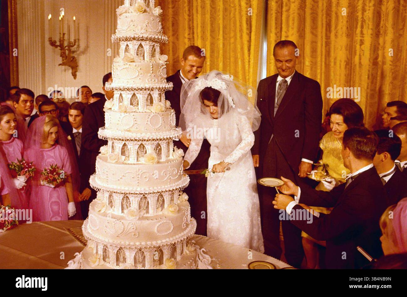 5. März 2008: Luci Baines Johnson ( Lyndon Baines Johnsons Tochter ) mit Patrick John Nugent an ihrem Hochzeitstag im Weißen Haus, Washington D.C. 08-06-1966.Luci Baines Johnson mit Patrick John Nugent und Lyndon Baines Johnson. G JAMES-(Bild: © Globe Photos/ZUMAPRESS.com) Stockfoto