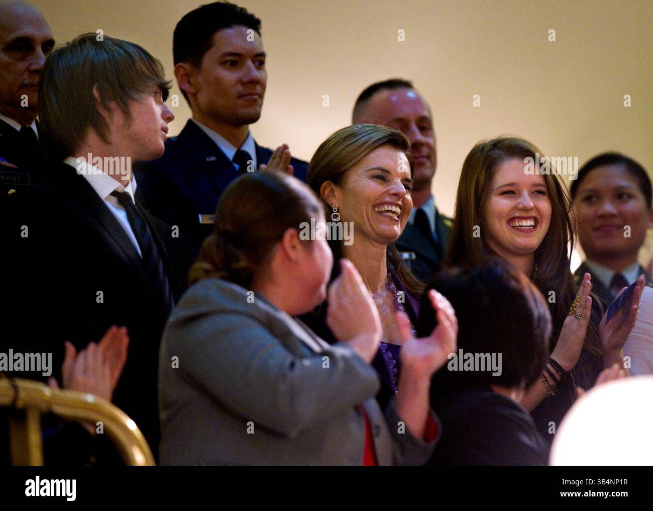 6. Januar 2010 - Sacramento, USA - Maria Shriver erhält einen standdigen Ovation, als sie von Gouverneur Arnold Schwarzenegger eingeführt wird, bevor er am Mittwoch, den 6. Januar 2010 seine letzte State of the State Address hielt. Sohn Patrick Schwarzenegger links und Tochter Katherine Schwarzenegger rechts. (Bild: © Sacramento Bee/ZUMApress.com) Stockfoto