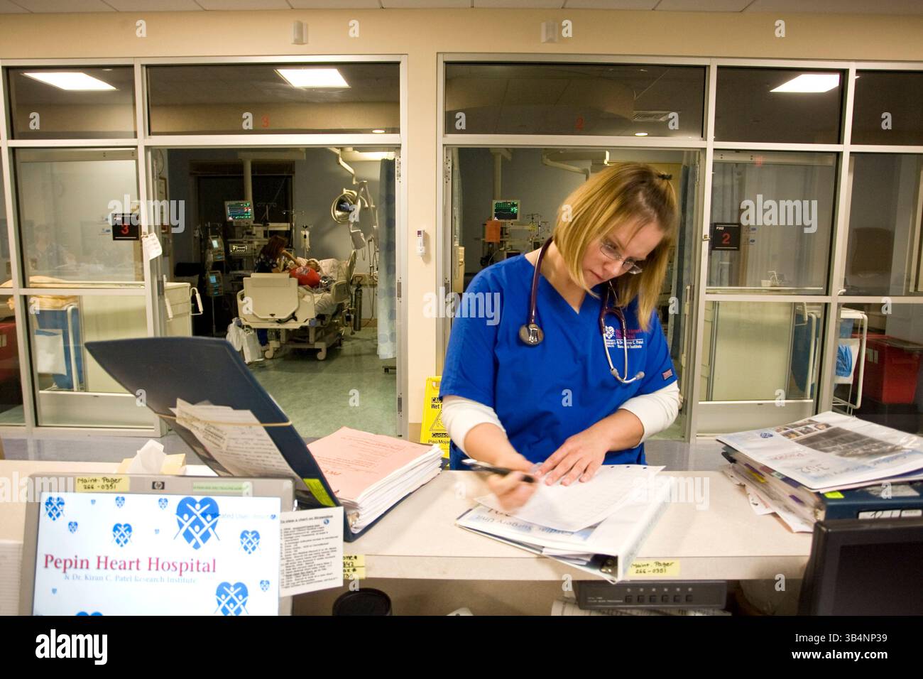 JANUAR 2010 - TAMPA, FL, USA - WILLIE J. ALLEN JR. | Times .TP 316892 ALLE healthjobs.(01/06/2010 Tampa) Jaimie Weber, 30 (cq) zeigt den Fortschritt ihrer Patienten während ihrer Schicht von 19:00 Uhr bis 19:00 uhr im Pepin Heart Hospital. .Weber, die ihren Associate's Diplom in Krankenpflege vom Hillsborough Community College letzten Mai erwarb, fand sofort einen Job im Pepin Heart Hospital in Tampa in seiner kardiologischen Intensivstation. .Während in jeder anderen Branche Arbeitsplatzverluste zu verzeichnen sind, wachsen die Arbeitsplätze im Gesundheitswesen. Zehn der 20 am schnellsten wachsenden Berufe befinden sich im Gesundheitssektor, und viele von ihnen erfordern es Stockfoto