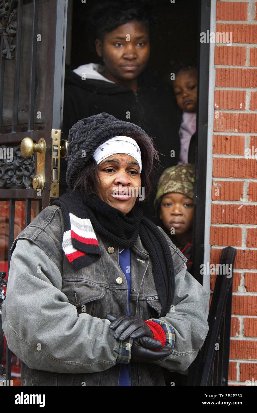 08. Jan. 2010 - Memphis, TN, USA - 8. Jan. 10 (kpmlgw7) von Karen Pulfer Focht: Linda Jackson weinte Tränen der Erleichterung, als Memphis Light Gas and Water in ihrem Haus in der Peachtree Street auftauchte, um ihre Macht wiederherzustellen. Sie ist seit fünf Monaten ohne Strom. Sie war nicht in der Lage, über das Gehalt zu kommen, das sie beim Waschen in einem Pflegeheim macht. Bürgermeister Wharton bat MLGW, die Energie für alle möglichen wiederherzustellen, damit niemand ohne Hitze während dieser arktischen Explosion sein würde. Ihre Nichte und die Kinder ihrer Nichte (Hintergrund) haben sich ebenfalls in der Wohnung aufgehalten. (Kreditbild: © Die Kommerzielle Appe Stockfoto
