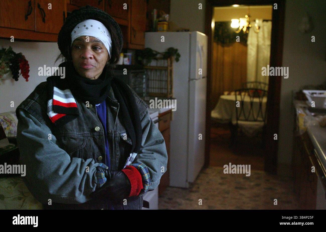 08. Jan. 2010 - Memphis, TN, USA - 8. Jan. 10 (kpmlgw3) von Karen Pulfer Focht: Linda Jackson weinte Tränen der Erleichterung, als Memphis Light Gas and Water in ihrem Haus in der Peachtree Street auftauchte, um ihre Macht wiederherzustellen. Sie ist seit fünf Monaten ohne Strom. Sie war nicht in der Lage, über das Gehalt zu kommen, das sie beim Waschen in einem Pflegeheim macht. Bürgermeister Wharton bat MLGW, die Energie für alle möglichen wiederherzustellen, damit niemand während dieser arktischen Explosion ohne Hitze sein würde. (Kreditbild: © The Commercial Appeal/ZUMApress.com) Stockfoto