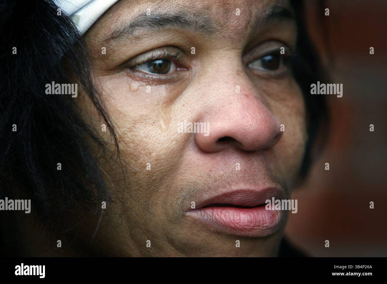 08. Jan. 2010 - Memphis, TN, USA - 8. Jan. 10 (kpmlgw1) von Karen Pulfer Focht: Linda Jackson weinte Tränen der Erleichterung, als Memphis Light Gas and Water in ihrem Haus in der Peachtree Street auftauchte, um ihre Macht wiederherzustellen. Sie ist seit fünf Monaten ohne Strom. Sie war nicht in der Lage, über das Gehalt zu kommen, das sie beim Waschen in einem Pflegeheim macht. Bürgermeister Wharton bat MLGW, die Energie für alle möglichen wiederherzustellen, damit niemand ohne Hitze während dieser arktischen Explosion sein würde. (Kreditbild: © The Commercial Appeal/ZUMApress.com) Stockfoto