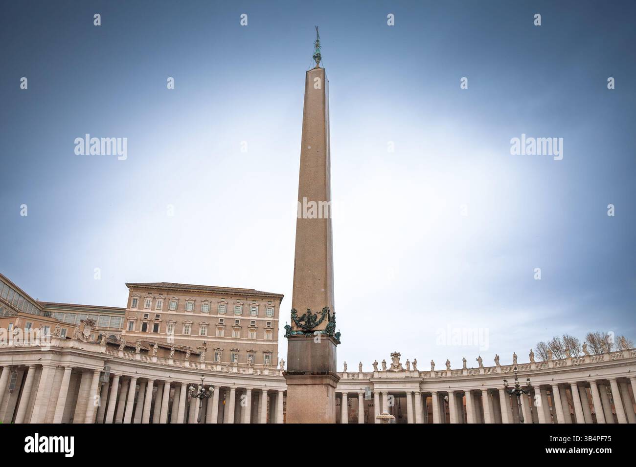 Der Obelisk des Vatikans, Obelisco di Piazza San Pietro, steht hoch vor dem Apostolischen Palast im Vatikan. Der Obelisk ist ein wichtiges Wahrzeichen der Th Stockfoto