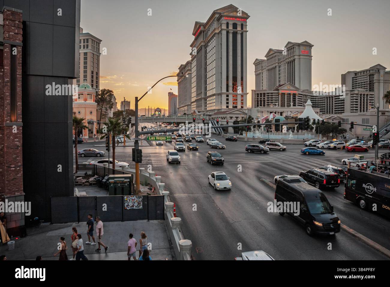 LAS VEGAS, 21. AUGUST 2024: Der Verkehr in der Abenddämmerung fließt am Caesars Palace vorbei, während die Scheinwerfer auf dem Las Vegas Boulevard leuchten und die ständige Bewegung des Strip festhalten Stockfoto