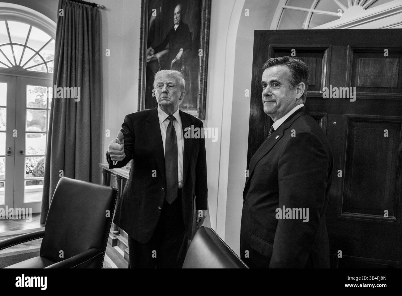 Präsident Donald Trump verabschiedet sich nach einer Kabinettssitzung am Mittwoch, den 30. April 2025, im Kabinettssaal. (Offizielles Foto des Weißen Hauses von Molly Riley) Stockfoto