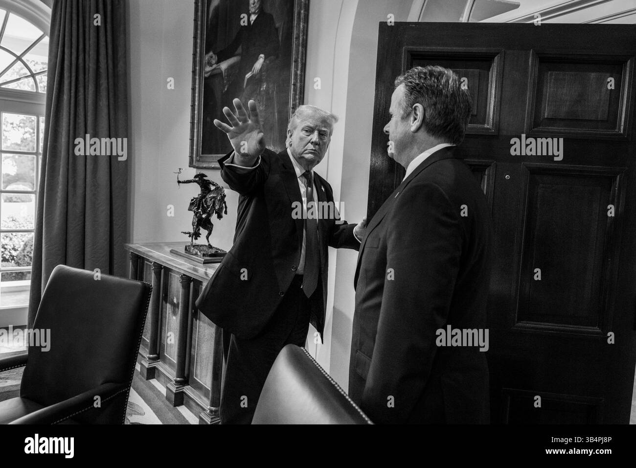 Präsident Donald Trump verabschiedet sich nach einer Kabinettssitzung am Mittwoch, den 30. April 2025, im Kabinettssaal. (Offizielles Foto des Weißen Hauses von Molly Riley) Stockfoto