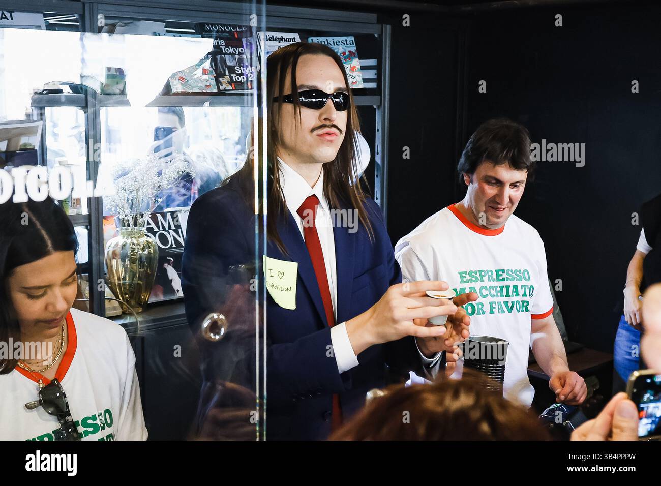 Mailand, Italien. April 2025 30. Tommy Cash (Tomas Tammemets) trifft Fans und vertreibt Kaffee, um seinen Song Espresso Macchiato für den Eurovision Song Contest 2025 am Zeitungsstand auf der Piazza Morbegno zu präsentieren. (Foto: Alessandro Bremec/SOPA Images/SIPA USA) Credit: SIPA USA/Alamy Live News Stockfoto