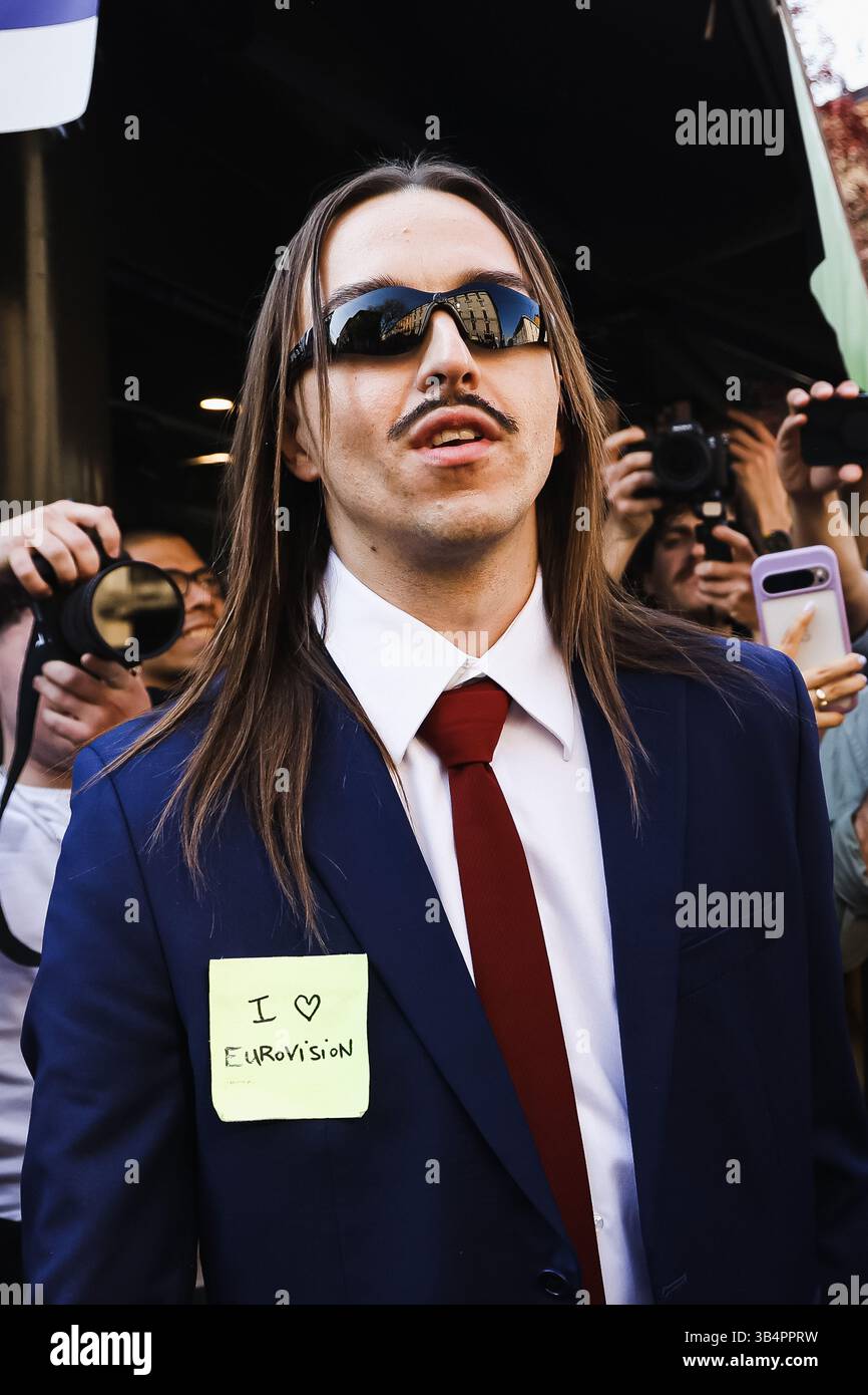 Mailand, Italien. April 2025 30. Tommy Cash (Tomas Tammemets) trifft Fans und vertreibt Kaffee, um seinen Song Espresso Macchiato für den Eurovision Song Contest 2025 am Zeitungsstand auf der Piazza Morbegno zu präsentieren. (Foto: Alessandro Bremec/SOPA Images/SIPA USA) Credit: SIPA USA/Alamy Live News Stockfoto