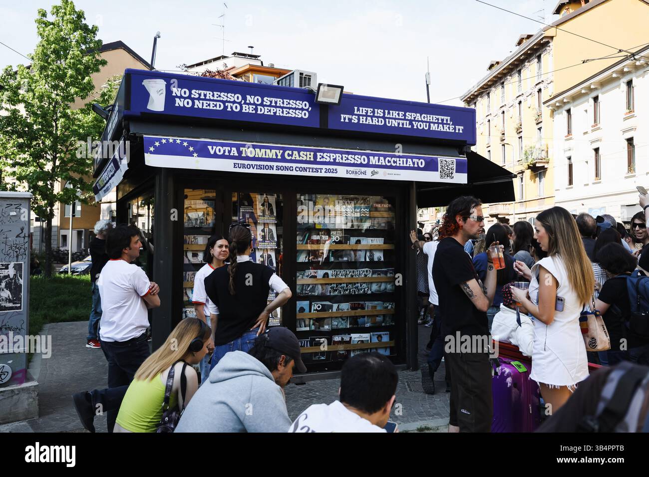 Mailand, Italien. April 2025 30. Tommy Cash (Tomas Tammemets) trifft Fans und vertreibt Kaffee, um seinen Song Espresso Macchiato für den Eurovision Song Contest 2025 am Zeitungsstand auf der Piazza Morbegno zu präsentieren. (Foto: Alessandro Bremec/SOPA Images/SIPA USA) Credit: SIPA USA/Alamy Live News Stockfoto