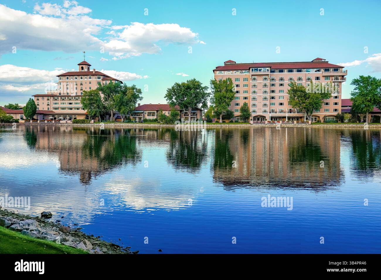 Das Broadmoor Hotel in Colorado Springs, das über den Cheyenne Lake blickt und einen Teil der Unterkünfte, Restaurants und Geschäfte im Süden zeigt. Stockfoto