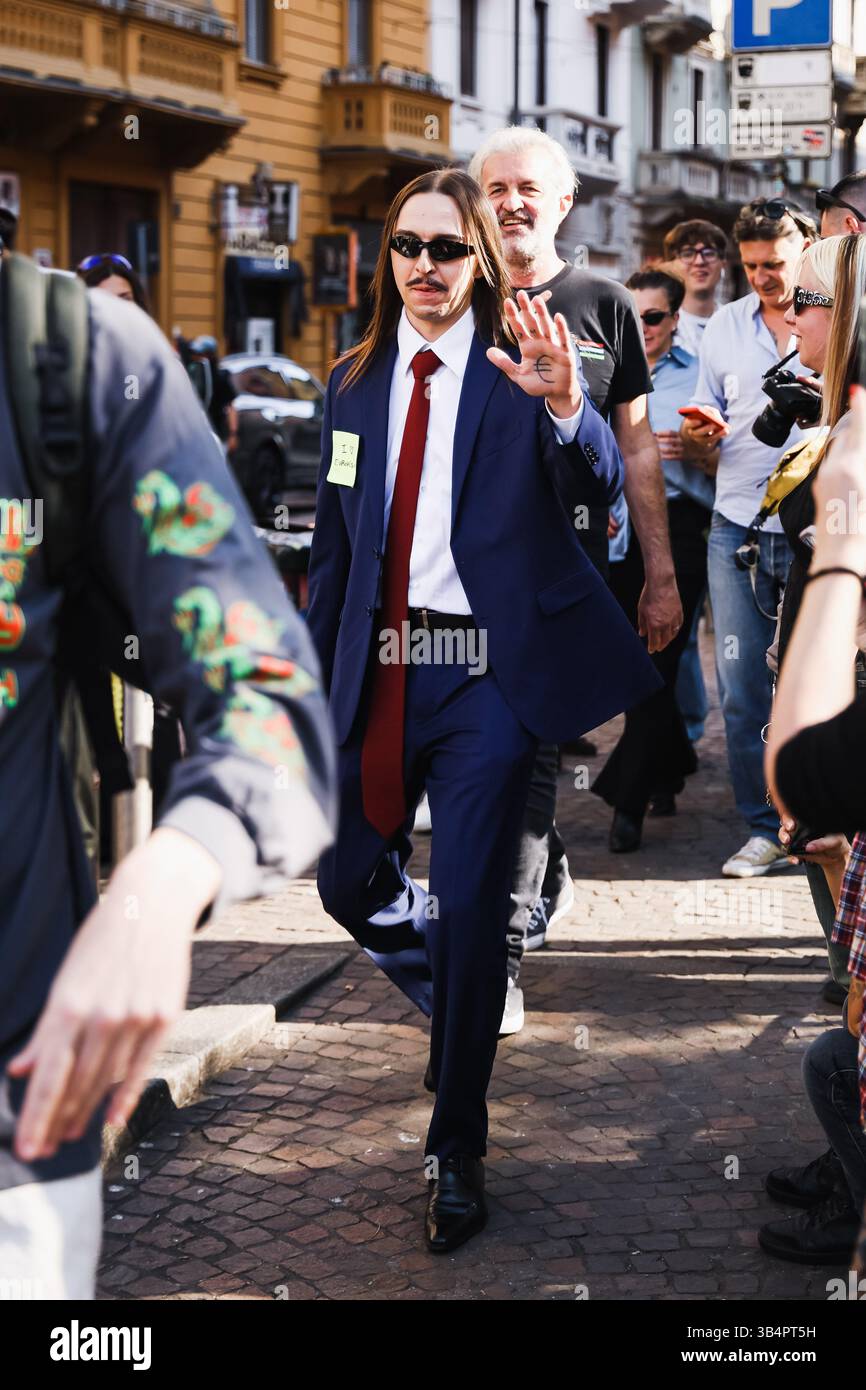 Mailand, Italien. April 2025 30. Tommy Cash (Tomas Tammemets) winkt den Fans zu, als er Kaffee verteilt, um seinen Song Espresso Macchiato für den Eurovision Song Contest 2025 am Nachrichtenstand auf der Piazza Morbegno zu präsentieren. Quelle: SOPA Images Limited/Alamy Live News Stockfoto