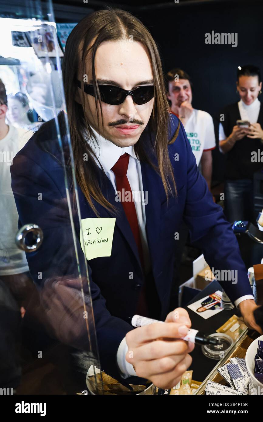 Mailand, Italien. April 2025 30. Tommy Cash (Tomas Tammemets) trifft Fans und vertreibt Kaffee, um seinen Song Espresso Macchiato für den Eurovision Song Contest 2025 am Zeitungsstand auf der Piazza Morbegno zu präsentieren. Quelle: SOPA Images Limited/Alamy Live News Stockfoto