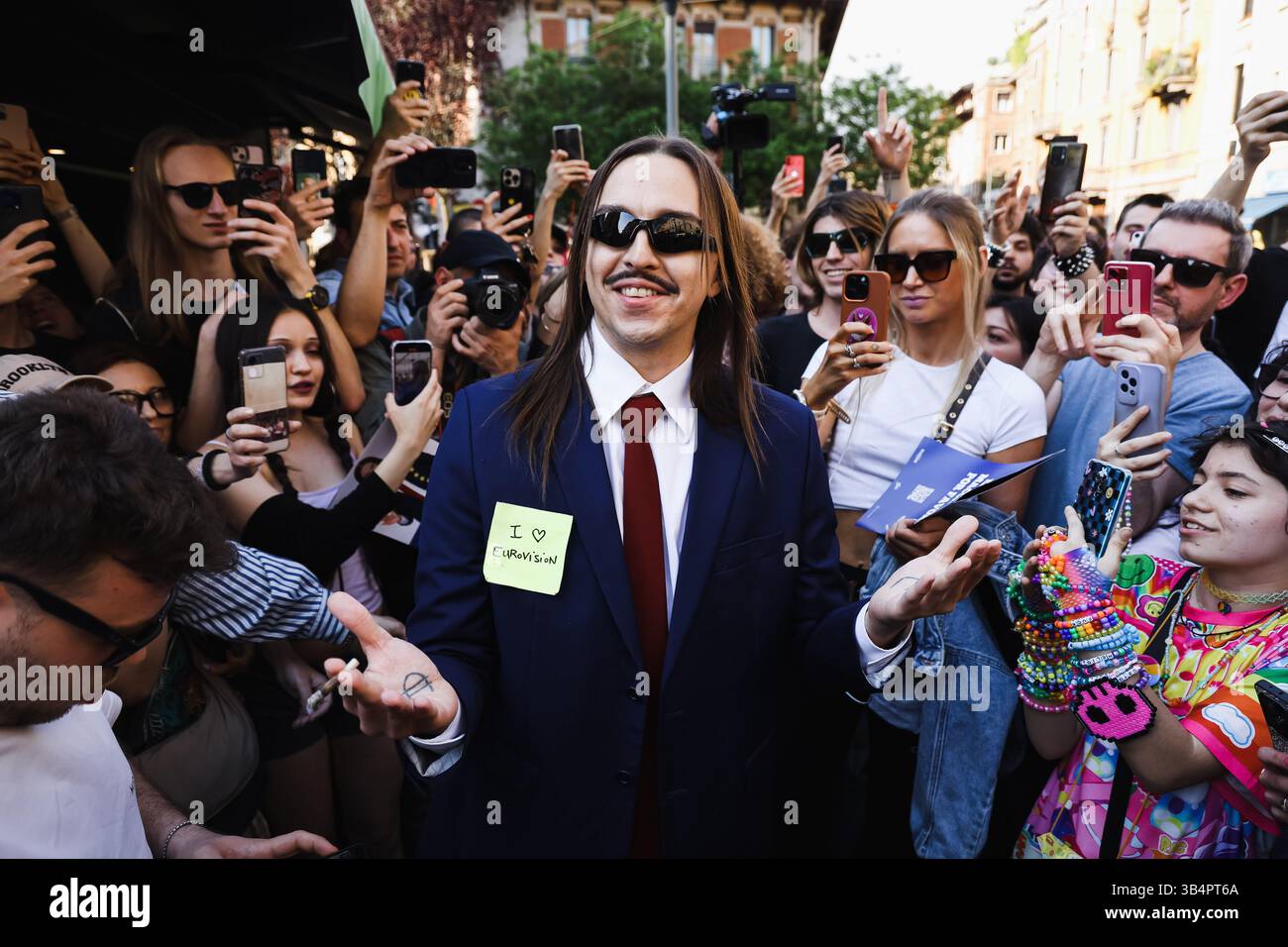 Mailand, Italien. April 2025 30. Tommy Cash (Tomas Tammemets) trifft Fans und vertreibt Kaffee, um seinen Song Espresso Macchiato für den Eurovision Song Contest 2025 am Zeitungsstand auf der Piazza Morbegno zu präsentieren. Quelle: SOPA Images Limited/Alamy Live News Stockfoto