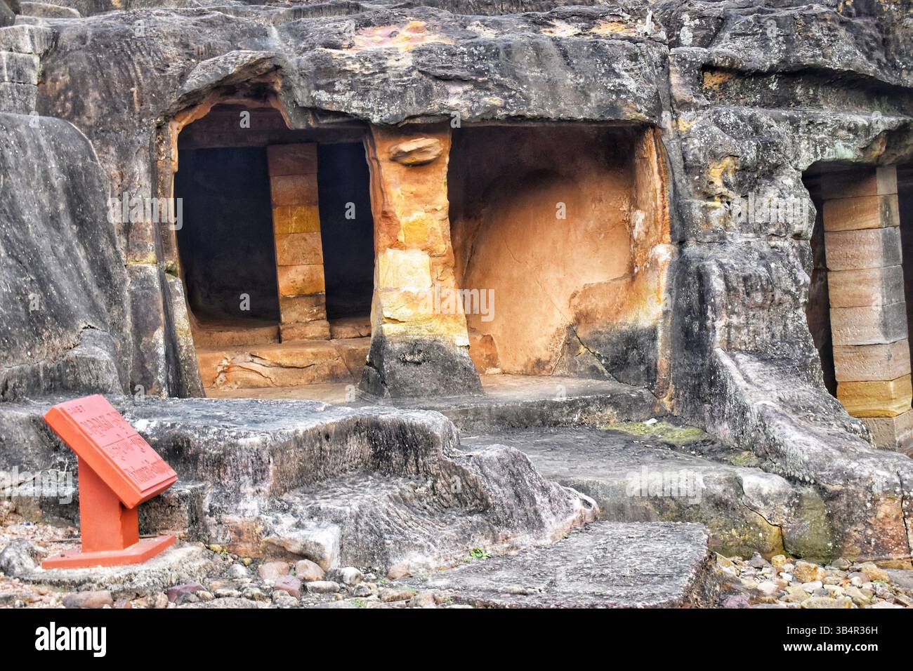 Höhle von Udaygiri in bhubaneswar odisha. Höhle von Udaygiri historischer Ort in Bhuwneswar, orissa in indien. Früher Kattaka Gumpha oder Cuttack Ca Stockfoto