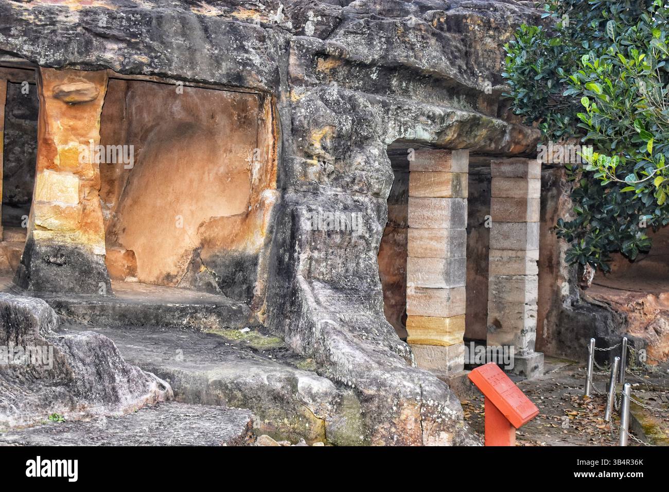 Höhle von Udaygiri in bhubaneswar odisha. Höhle von Udaygiri historischer Ort in Bhuwneswar, orissa in indien. Früher Kattaka Gumpha oder Cuttack Ca Stockfoto