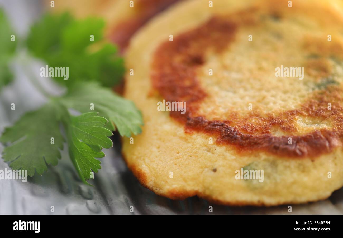Hausgemachte, gesalzene Pfannkuchen, ein gesundes Frühstück Stockfoto