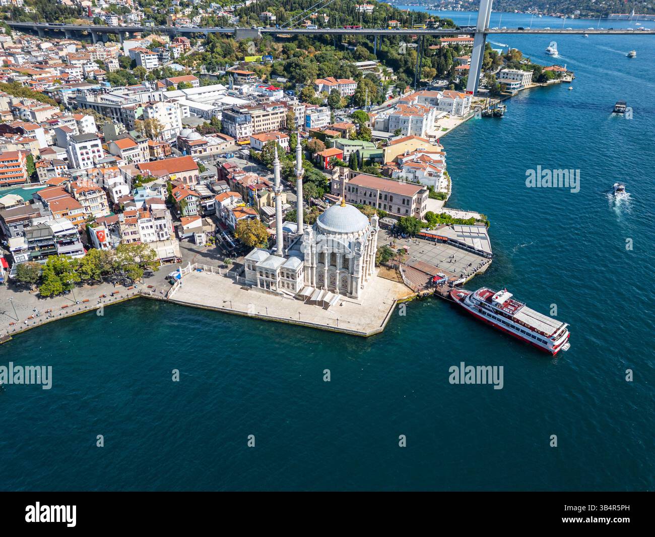 Drohnenfoto der Ortaköy Moschee oder Büyük Mecidiye Camii in Beşiktaş, Istanbul, Türkei an einem sonnigen Tag auf der Seite des Bosporus Stockfoto