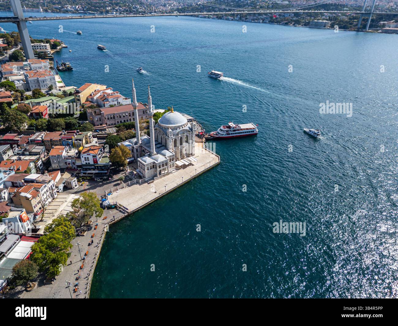 Drohnenfoto der Ortaköy Moschee oder Büyük Mecidiye Camii in Beşiktaş, Istanbul, Türkei an einem sonnigen Tag auf der Seite des Bosporus Stockfoto
