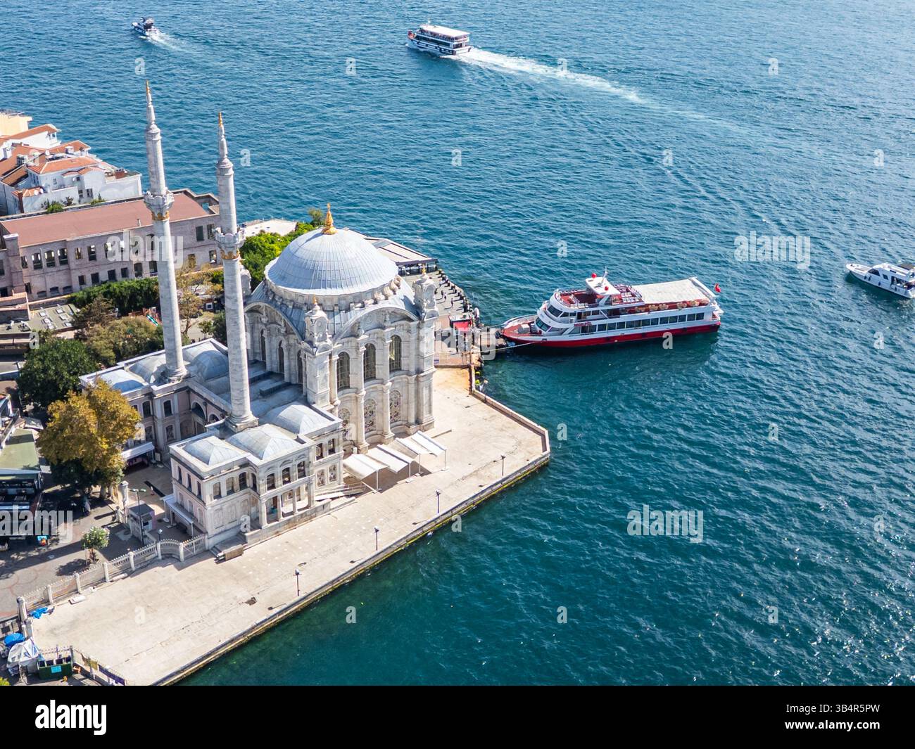 Drohnenfoto der Ortaköy Moschee oder Büyük Mecidiye Camii in Beşiktaş, Istanbul, Türkei an einem sonnigen Tag auf der Seite des Bosporus Stockfoto